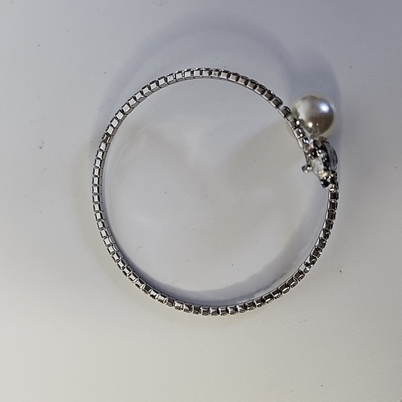 Flexible Crystal Star and Faux Pearl Bangle Bracelet - Picture 4 of 7